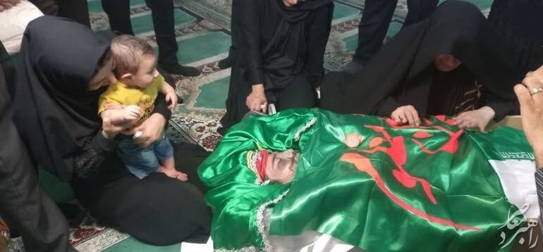 عکس / وداع فرزند ۵ ماهه شهید فراجا با پدرش